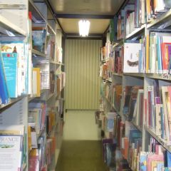Les étagères des magasins de la bibliothèque départementale de la Somme, bientôt en reconstruction !