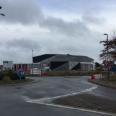 Façade de l'équipement encore en cours de chantier