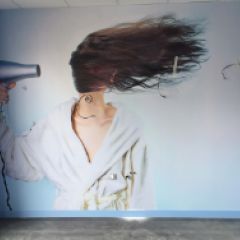 Les loges sont terminées. Design du mur original, une femme se séchant les cheveux.