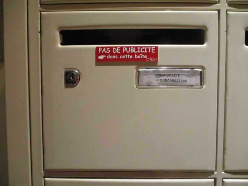 Photo d'une boite au lettre avec un autocollant "pas de pub"